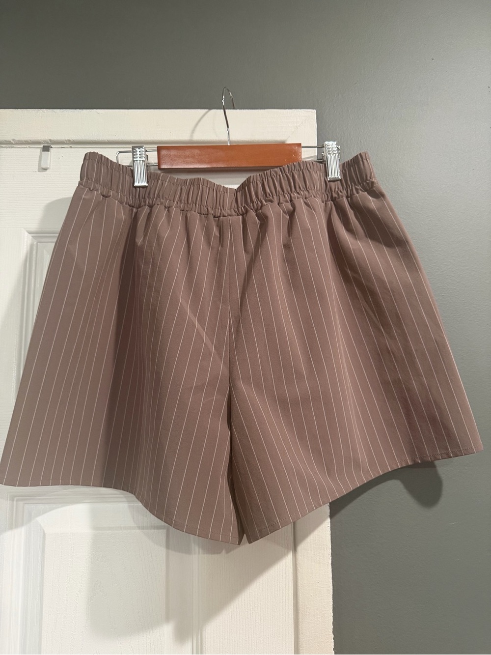 ALO Pinstripe Daylight Boxer Short - Mushroom/Ivory - Picture 4 of 6
